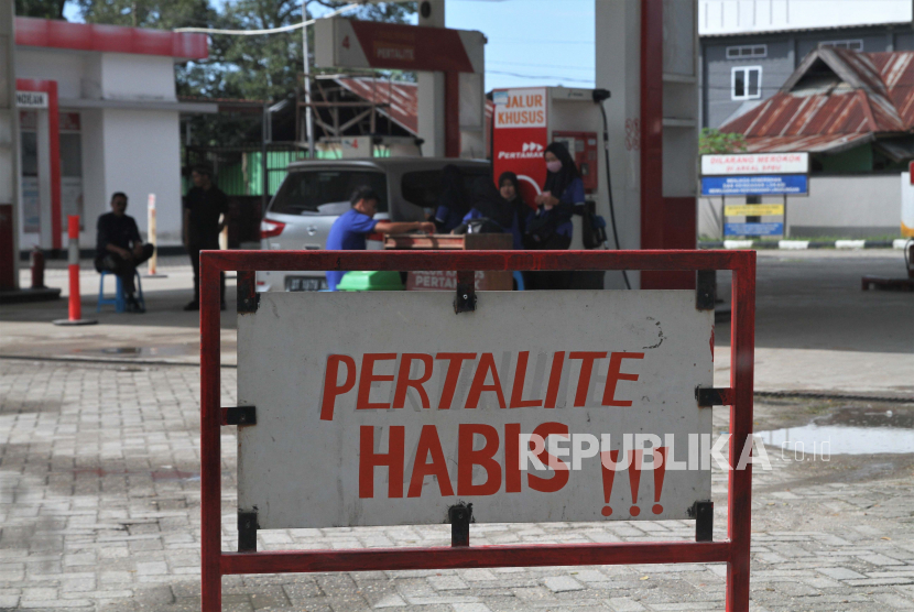 Pemilik Stasiun Pengisian Bahan Bakar Umum (SPBU) memasang informasi tentang Pertalite stok habis di Kendari, Sulawesi Tenggara, Ahad (3/4/2022). Sejumlah SPBU di Kendari mengalami kelangkaan BBM jenis Pertalite sejak sepakan terakhir. 