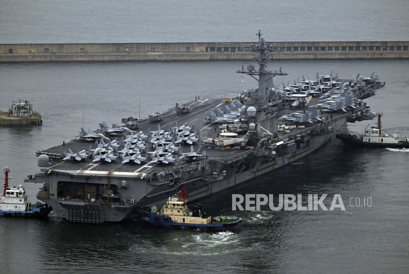 Kapal induk bertenaga nuklir AS Theodore Roosevelt (CVN 71) berlabuh di Busan, Korea Selatan, Sabtu (22/6/2024). Theodore Roosevelt merupakan kapal induk bertenaga nuklir kelas Nimitz keempat milik Angkatan Laut Amerika Serikat.