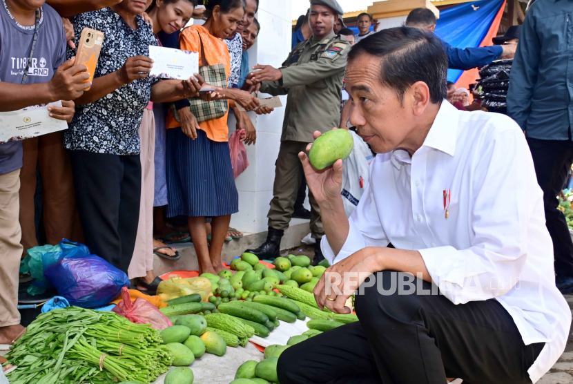 Presiden Joko Widodo (Jokowi) memeriksa sejumlah harga kebutuhan pokok di Pasar Danga, Kabupaten Nagekeo, Nusa Tenggara Timur (NTT), Selasa (5/12/2023). 
