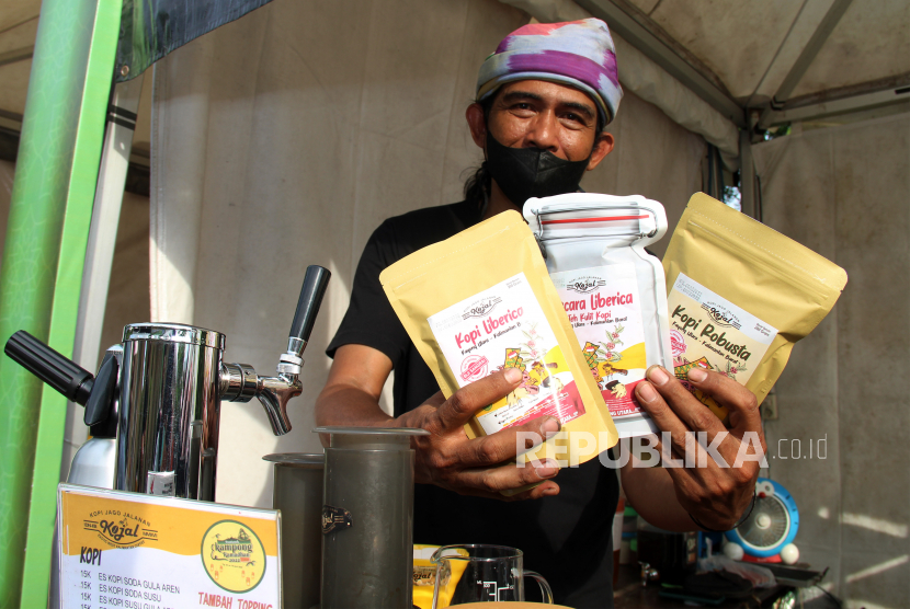 Gusti Iwan Darmawan memperlihatkan tiga kemasan kopi liberika asal Kayong Utara yang diproduksinya di Pontianak, Kalimantan Barat, Ahad (3/4/2022).