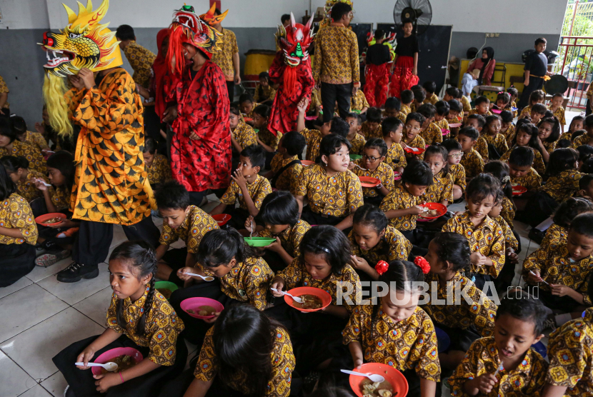 Sejumlah siswa menyantap makanan lontong opor Cap Go Meh di Sekolah Kuncup Melati, Semarang, Jawa Tengah, Sabtu (24/2/2024). Tradisi makan lontong opor Cap Go Meh secara bersama yang rutin dilakukan dua pekan setelah Tahun Baru Imlek di sekolah tersebut bertujuan untuk mengenalkan kepada siswa tentang akulturasi budaya tradisi di Kota Semarang melalui menu makanan dan diharapkan dapat menjaga kekompakan serta kekeluargaan antarguru, siswa, dan wali murid . 