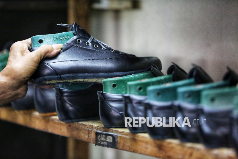 Pekerja menaruh sepatu saat menyelesaikan pembuatan sepatu kulit Flavio & Boston di Jalan Marzuki 4, Penggilingan, Cakung, Jakarta. Kementerian Perdagangan (Kemendag) mencatat sebanyak 1.217 pelaku usaha mikro, kecil, dan menengah (UMKM) berhasil menembus pasar global sepanjang 2025 melalui Program UMKM Berani Inovasi, Siap Adaptasi Ekspor (UMKM BISA Ekspor). 