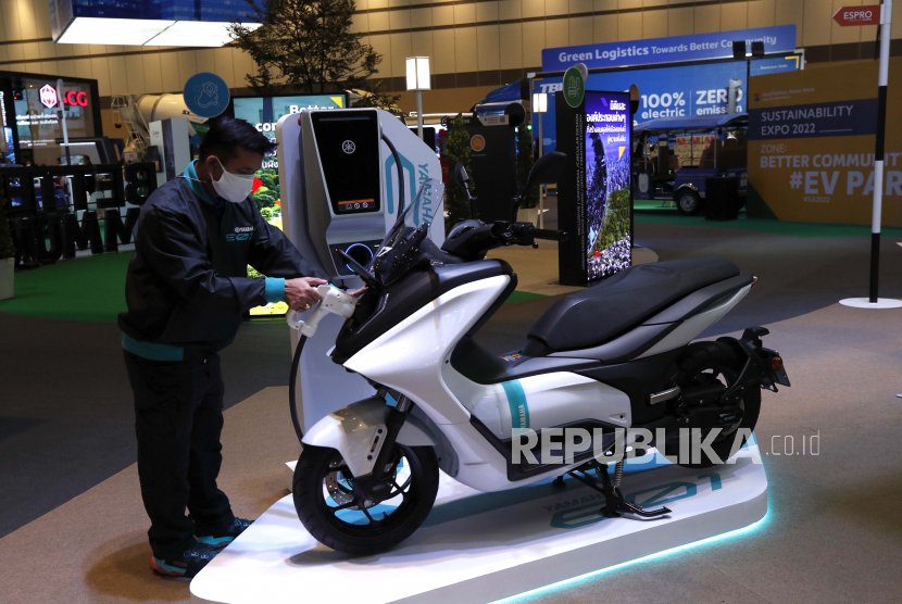  Seorang peserta pameran Thailand mengisi daya sepeda motor listrik di Sustainability Expo 2022 di Bangkok, Thailand. Ketua Umum Asosiasi Industri Sepedamotor Indonesia (AISI) Johannes Loman mengatakan bahwa masalah krisis semikonduktor sudah bisa diatasi oleh para anggotanya.