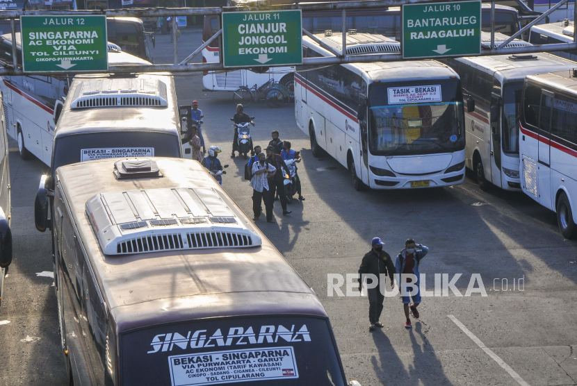 Sejumlah bus AKAP (Antar Kota Antar Provinsi) terlihat di terminal Bekasi, Jawa Barat, Senin (8/6/2020). Menurut BPTJ (Badan Pengelola Transportasi Jabodetabek) terminal-terminal bus kembali melayani perjalanan bus AKAP menyusul berakhirnya perpanjangan larangan mudik lebaran pada (7/6/2020)