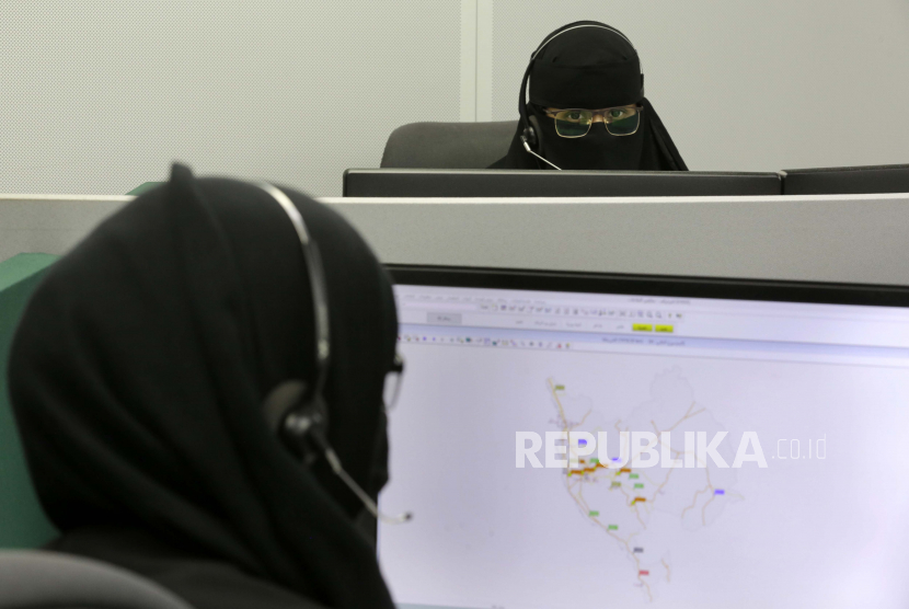Wanita Saudi menerima telepon di Pusat Operasi Keamanan Nasional, beberapa hari sebelum ibadah haji tahunan, Rabu, 14 Juli 2021, di kota suci umat Islam Mekkah, Arab Saudi.