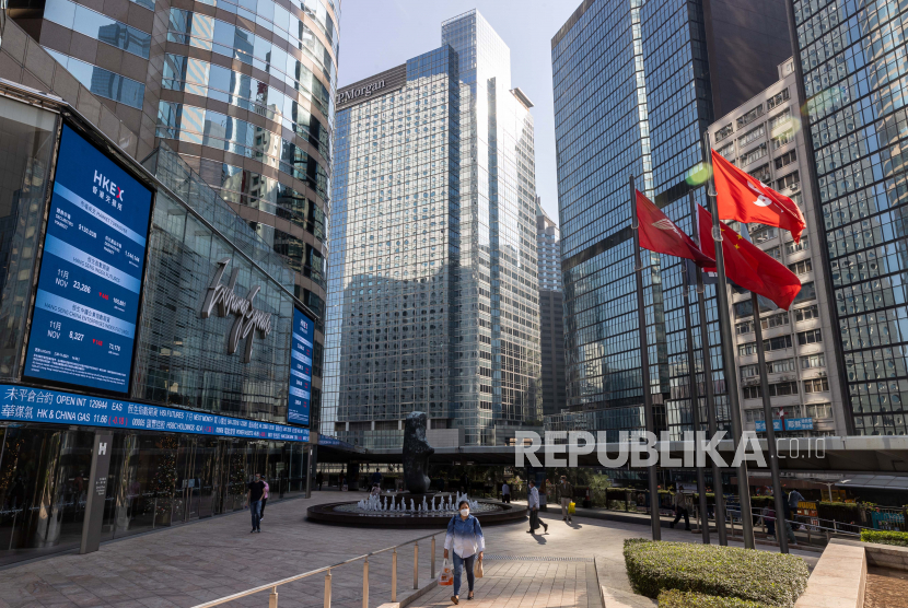  Billboard elektronik menampilkan transaksi saham di Exchange Square, gedung yang menampung bursa, di Hong Kong, Cina, 30 November 2021. Pengusaha properti Hong Kong ramai-ramai mengorbankan keuntungan demi Beijing.