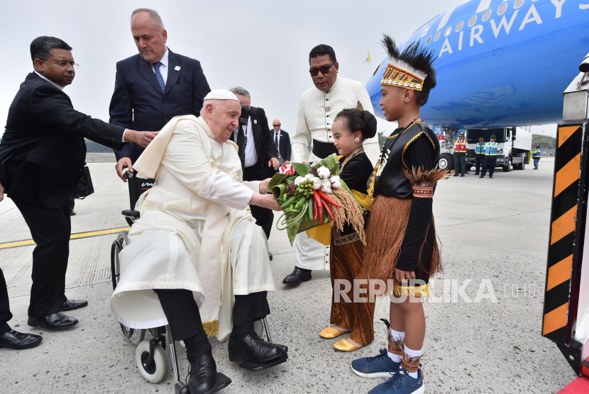 Two children dressed in Indonesian custom dress welcome the arrival of Pope Francis at Soekarno Hatta International Airport, Tangerang, Banten, Tuesday (3/9/2024). The leader of the Vatican Holy See is scheduled to visit on September 4-5, 2024 to a number of places in Jakarta, such as the State Palace, the Cathedral Church, the Istiqlal Mosque, and the Gelora Bung Karno Main Stadium (SUGBK).