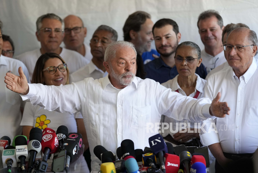 Dalam tindakan pertamanya sebagai presiden pada Ahad (1/1/2023), Lula da Silva menandatangani dekrit untuk memperketat pengaturan senjata.