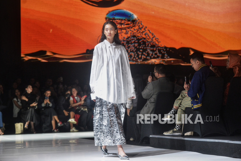 Model memperagakan busana koleksi desainer muda asal Prancis Armine Ohanyan saat acara pembukaan JF3 Fashion Festival 2024 di Summarecon Mall Kelapa Gading, Jakarta, Kamis (25/7/2024). Pada JF3 Fashion Festival 2024, Armine Ohanyan mempresentasikan koleksi terbarunya bertajuk CYBERDISTORTION. Koleksi ini mengeksplorasi ketegangan antara dunia digital dan realitas, mencerminkan tantangan sosial dan ekologis yang kita hadapi saat ini. JF3 Fashion Festival 2024 digelar di dua lokasi, yakni 18-28 Juli di Summarecon Mall Kelapa Gading dan 26 Juli - 4 Agustus 2024 di Summarecon Mall Serpong.