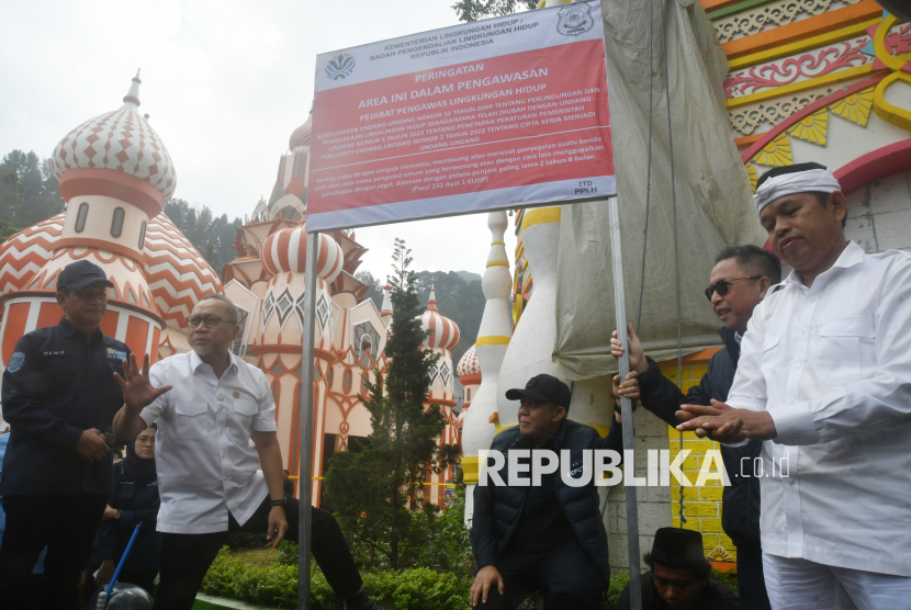 Gubernur Jawa Barat Dedi Mulyadi (kanan) bersiap melakukan penyegelan bangunan yang diduga merusak lingkungan di kawasan wisata Hibisc Fantasy Puncak