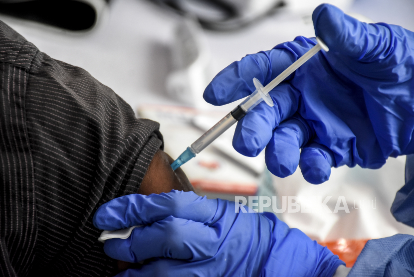 Vaksinator menyuntikan vaksin Covid-19 ke warga lanjut usia, (ilustrasi).  Pengurus Besar Ikatan Dokter Indonesia (PB IDI) meminta fasilitas kesehatan (faskes) siaga 24 jam dalam menangani KIPI.