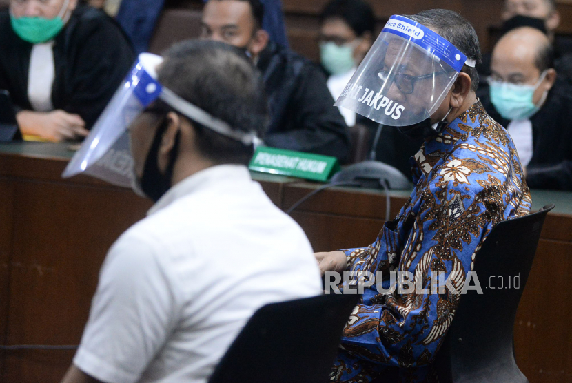 Terdakwa kasus korupsi Jiwasraya Hendrisman Rahim (kanan) menjalani sidang perdana di Pengadilan Tipikor, Jakarta, Rabu (3/6).