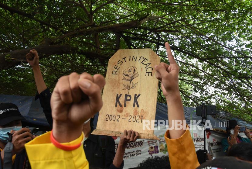 Mahasiswa yang tergabung dalam Aliansi BEM Seluruh Indonesia (BEM SI) dan Gerakan Selamatkan KPK menggelar aksi unjuk rasa di sekitar Gedung Merah Putih KPK di Jakarta, Senin (27/9/2021). Aksi demonstrasi itu menuntut pembatalan pemecatan 56 pegawai KPK yang gagal Tes Wawasan Kebangsaan (TWK) pada 30 September mendatang. 