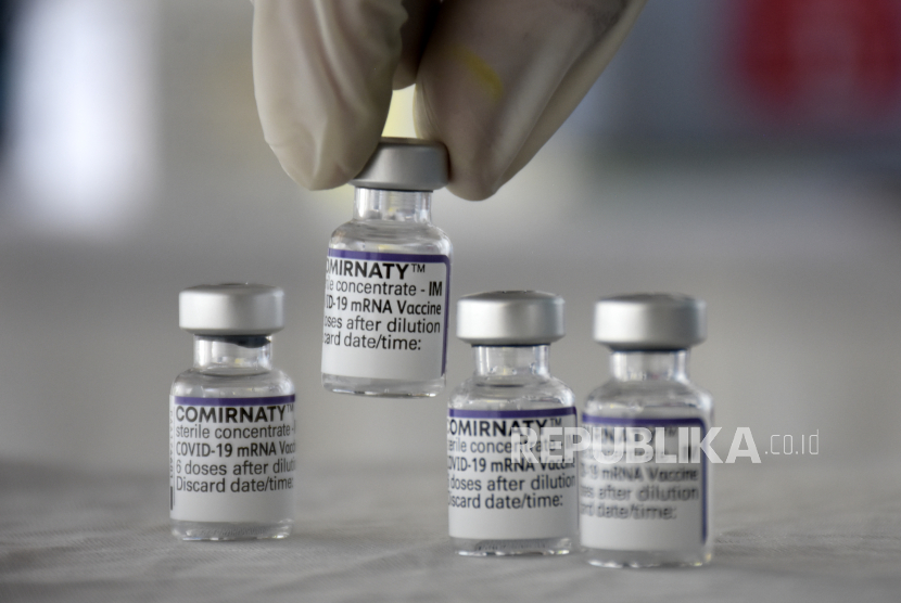 Indonesia Terima Bantuan Vaksin Pfizer dari Covax. Vaksinator mengambil botol kosong vaksin Covid-19 jenis Pfizer saat Gebyar Vaksinasi Covid-19 MUI dan Baznas di Masjid Pusdai, Kota Bandung, Jumat (29/10). Pemerintah Kota Bandung menyatakan program vaksinasi Covid-19 di Kota Bandung untuk dosis pertama telah mencapai 92,78 persen atau 1.811.317 orang dan dosis kedua mencapai 73,98 persen atau 1.444.326 dari keseluruhan target sasaran sebanyak 1.952.352 orang. Foto: Republika/Abdan Syakura