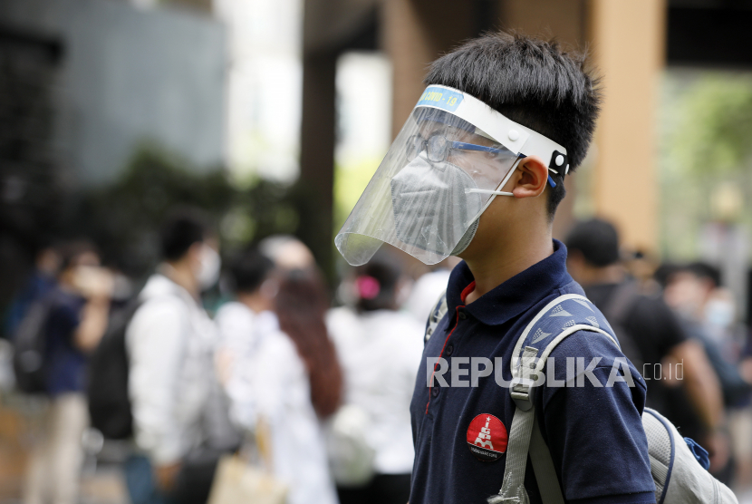 Siswa menggunakan masker di sekolah Vietnam.