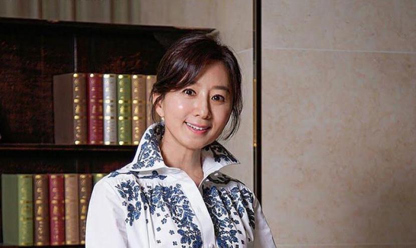 Kim Hee Ae memerankan dokter Ji Sun Woo dalam The World of The Married 