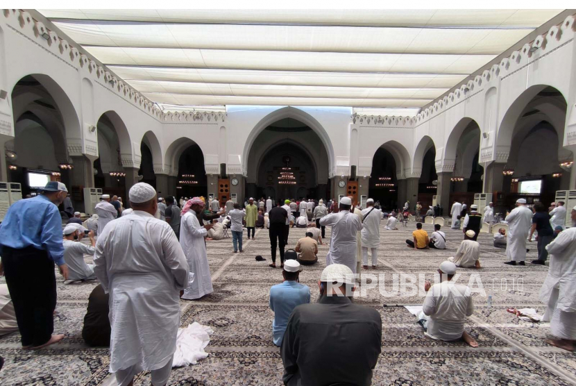 Jamaah dari berbagai negara melaksanakan sholat sunnah sambil menunggu waktu sholat Dzuhur di Masjid Quba, Madinah, Arab Saudi pada Sabtu (15/7/2023)