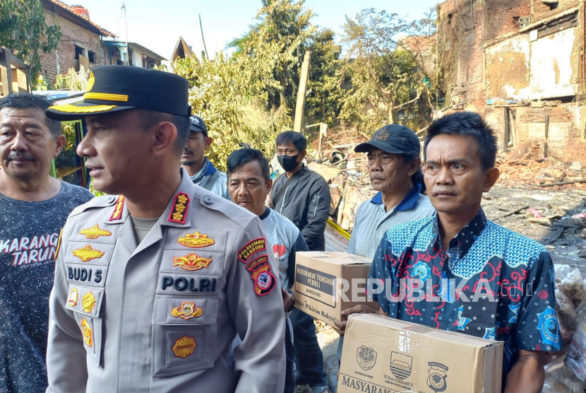 Kapolrestabes Bandung Kombes Pol Budi Sartono menyalurkan bantuan untuk korban kebakaran rumah di Gang Buah II, Kota Bandung, Jawa Barat, Kamis (22/6/2023).