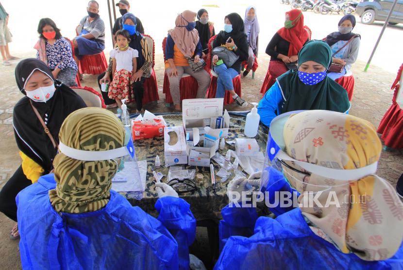 Sejumlah pengunjung menjalani test cepat (rapid test) sebelum memasuki kawasan wisata pantai Karangsong, Indramayu, Jawa Barat, Kamis (29/10/2020). Rapid test yang dilakukan petugas gabungan dari Kodim 0616 Indramayu dan Dinas Kesehatan tersebut untuk mengantisipasi penyebaran virus COVID-19 bagi wisatawan yang memanfaatkan libur panjang. 