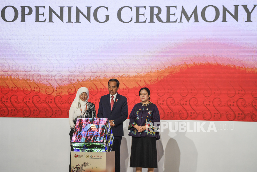 Presiden Joko Widodo (tengah) bersama Ketua DPR yang juga ASEAN Inter-Parliamentary Assembly (AIPA) President Puan Maharani (kanan) dan Sekjen ASEAN Inter-Parliamentary Assembly (AIPA) Siti Rozaimeriyanty Dato Haji Abdul Rahman (kiri) membuka Sidang Umum Ke-44 ASEAN Interparlementary Assembly (AIPA) di Jakarta, Senin (7/8/2023). Sidang Umum ke-44 AIPA dihadiri ketua parlemen dari sembilan negara ASEAN, yaitu Indonesia, Brunei Darussalam, Kamboja, Laos, Malaysia, Filipina, Singapura, Thailand, dan Vietnam serta dihadiri 18 negara peninjau,  AIPA akan mengangkat kembali isu Lima Poin Kesepakatan ASEAN (Five-point Consensus ASEAN) untuk mengakhiri konflik di Myanmar, diselenggarakan pada tanggal 7 - 11 Agustus di Jakarta.  