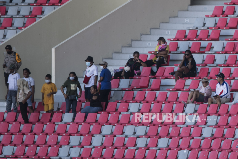 Penonton menyaksikan pertandingan atletik Peparnas Papua di Stadion Lukas Enembe, Kabupaten Jayapura, Papua, Selasa (9/11/2021).