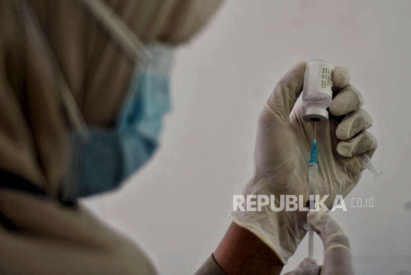 Tenaga kesehatan menyuntikan Vaksin Covid-19 dosis kedua pada warga di Puskesmas Cilandak Timur, Kecamatan Cilandak, Jakarta Selatan, Senin (22/11). 