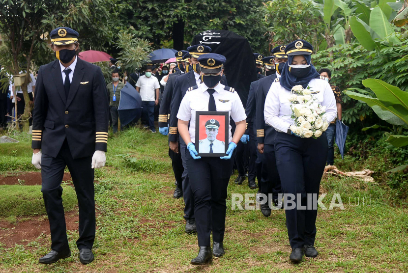 Para rekan kerja mengusung peti jenazah Pilot Sriwijaya Air SJ 182 Kapten Afwan saat prosesi pemakaman di TPU Pondok Rajeg, Kabupaten Bogor, Jawa Barat, Sabtu (30/1). 
