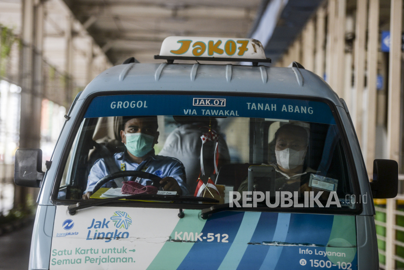 Angkutan Perkotaan (angkot) JakLingko membawa penumpang di kawasan Tanah Abang, Jakarta, Selasa (4/10/2022) (ilustrasi).