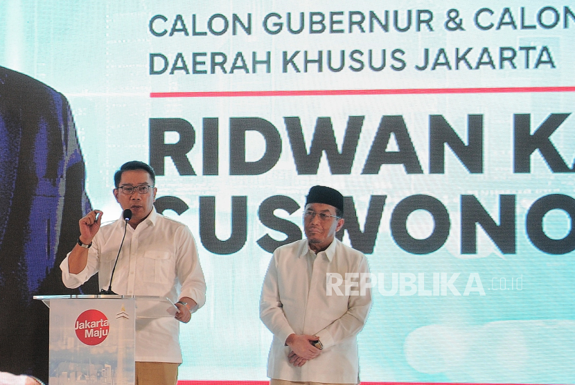 Bakal cagub-cawagub Jakarta Ridwan Kamil (kiri) dan Suswono (kanan) menyampaikan sambutan saat deklarasi di Hotel Sultan, Jakarta, Senin (19/8/2024).