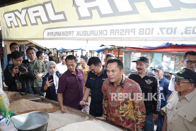 Kepala Perwakilan Bank Indonesia Tasikmalaya Aswin Kosotali bersama Pj Wali Kota Tasikmalaya Cheka Virgowansyah meninjau ketersediaan beras di Pasar Cikurubuk, Kota Tasikmalaya, Senin (25/9/2023). 