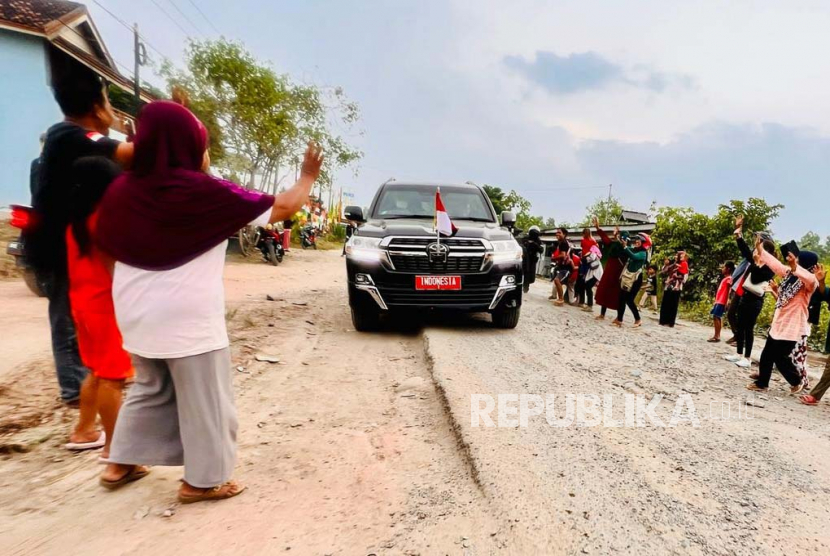 Rombongan Presiden Joko Widodo ketika meninjau jalan rusak di Lampung, beberapa waktu lalu.
