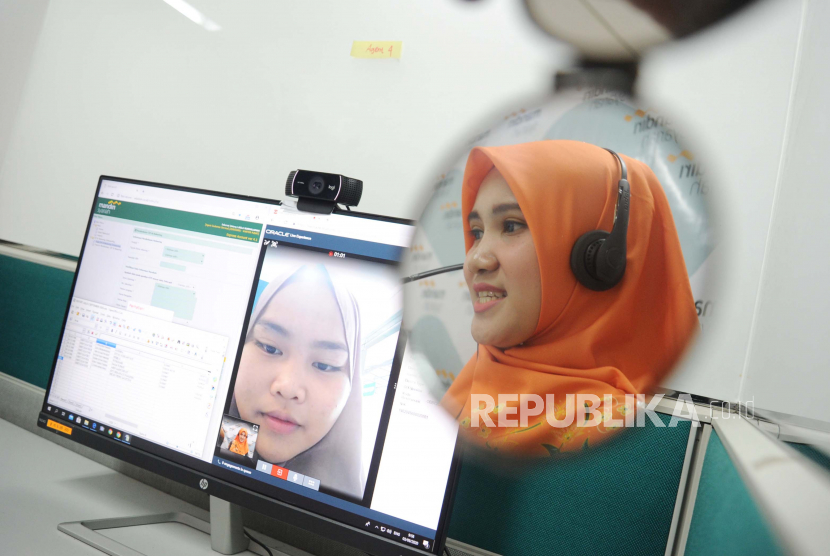 Petugas sedang melayani calon nasabah yang membuka rekening secara online dalam rangka hari pelanggan di Jakarta, Kamis (3/9). PT Bank Syariah Mandiri (Mandiri Syariah) berhasil mempertahankan kinerja positif meski pandemi Covid-19 belum mereda. 