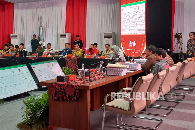 Pelaksanaan rapat pleno terbuka rekapitulasi hasil penghitungan perolehan suara tingkat nasional pemilihan umum 2024 panel B di halaman Kantor KPU RI, Jakarta Pusat, Kamis (29/2/2024). 
