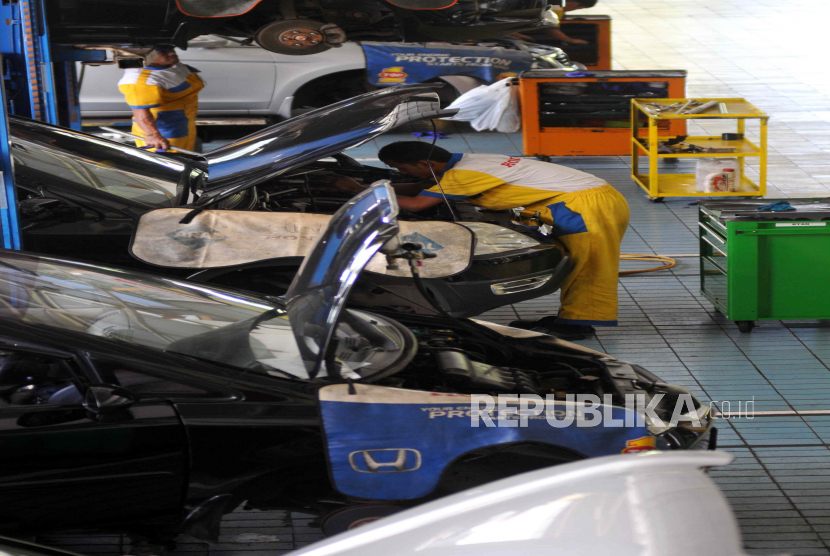 Mekanik melakukan perawatan berkala mobil di Bengkel Honda Megatama, Jakarta, beberapa waktu lalu. Dalam kondis cuaca panas sejumlah komponen kendaraan harus diperiksa supaya tetap aman berkendara.