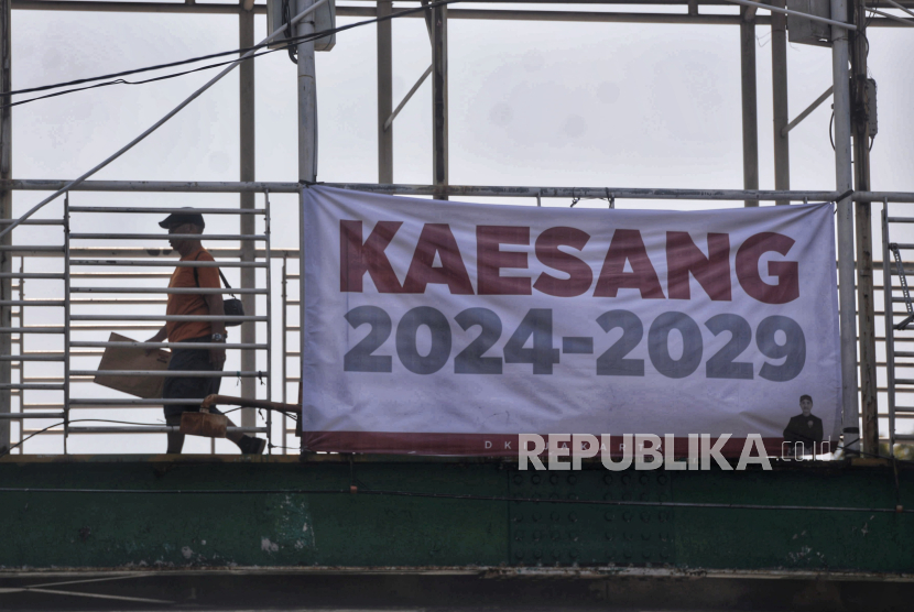 Pejalan kaki melintas didekat spanduk Kaesang 2024-2029 di Kawasan Mampang, Jakarta, Jumat (9/8/2024). Spanduk bertuliskan Kaesang 2024-2029 bermunculan di beberapa beberapa titik sudut Jakarta. Spanduk ini pun dikaitkan sebagai bentuk dukungan kepada Kaesang untuk maju dalam kontestasi pilgub Jakarta 2024. Nama Kaesang pun disebut-sebut  berpotensi menjadi pasangan Ridwan Kamil di Pilgub Jakarta mendatang.