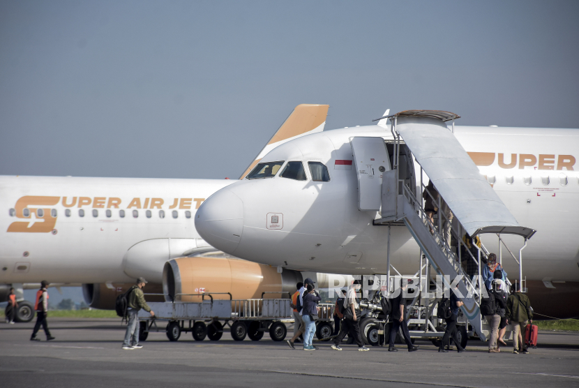 Calon penumpang berjalan menuju pesawat terbang di Bandara Husein Sastranegara, Kota Bandung, Jawa Barat, Kamis (13/7/2023). 