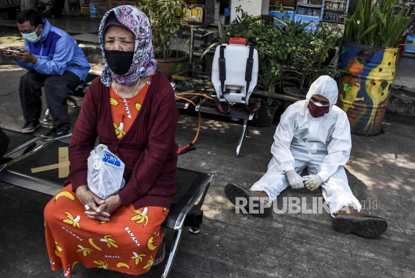 Petugas medis dari Dinas Kesehatan Kota Bandung beristirahat usai melakukan tes swab Covid-19 di Terminal Cicaheum, Kota Bandung.
