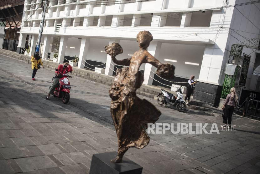 Pengunjung beraktivitas di kawasan Kota Tua, Jakarta, Ahad (17/5/2020). Menteri Pariwisata dan Ekonomi Kreatif Wishnutama Kusubandio mengajak industri pariwisata untuk menerapkan protokol kesehatan yang diterapkan secara ketat untuk menghadapi kehidupan normal yang baru (New Normal) di mana masyarakat harus hidup berdampingan dengan COVID-19