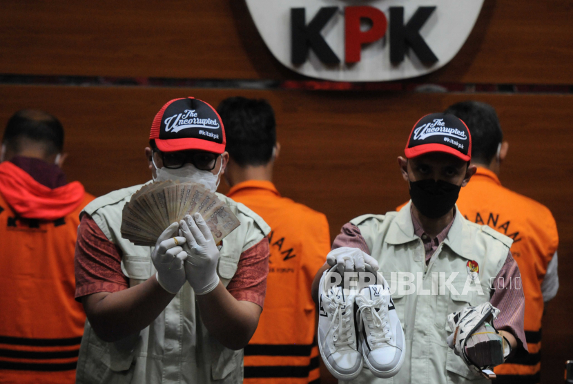 Penyidik memperlihatkan sejumlah barang bukti saat konferensi pers di Gedung KPK, Jakarta, Ahad (16/4/2023), terkait kasus dugaan korupsi Wali Kota Bandung Yana Mulyana. 