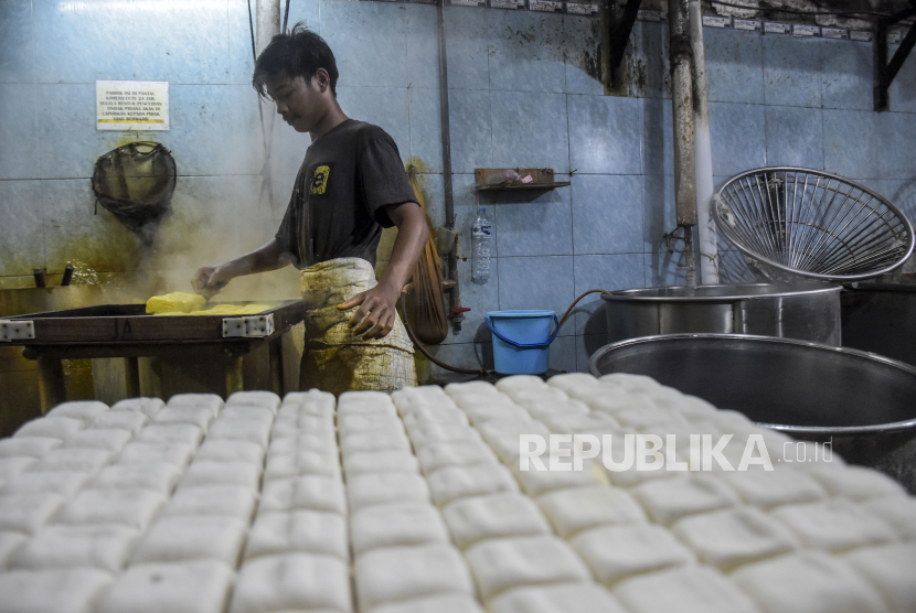 Pekerja menyelesaikan pembuatan tahu ilustrasi. Pemerintah Kabupaten Garut, Jawa Barat menyiapkan anggaran dari APBD 2022 untuk meringankan beban pembelian bahan baku kedelai bagi usaha industri pangan tahu dan tempe, sehingga bisa terus produksi memenuhi kebutuhan pasar.