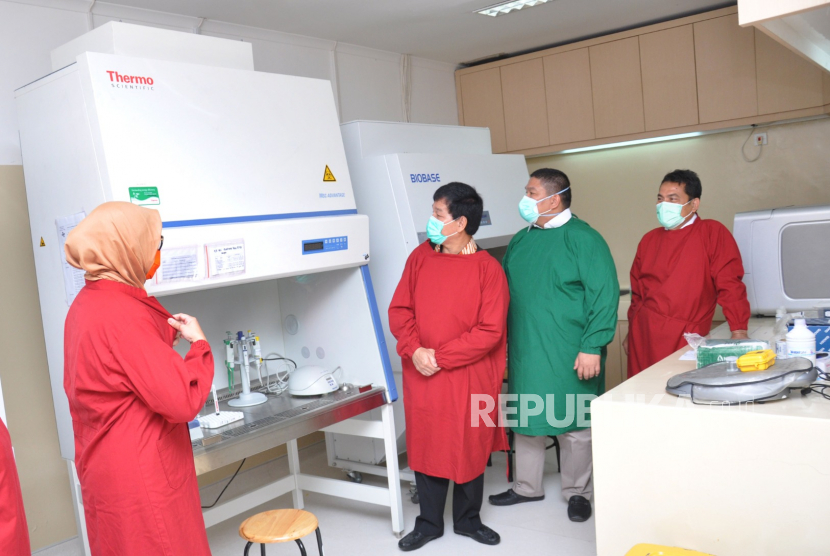 Pemerintah Provinsi Riau menargetkan lab biomolekuler untuk menguji swab pasien Covid-19 secara mandiri bisa beroperasi pada Senin (20/4). Alat yang diimpor dari Singapura sudah tiba di Bandara Soekarno Hatta Tangerang untuk segera dikirim ke Pekanbaru melalui Bandara Sultan Syarif Kasim II (SSK). 
