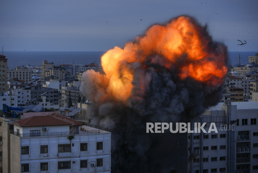 Api dan asap membubung menyusul serangan udara Israel, di Kota Gaza, Ahad, 8 Oktober 2023. 