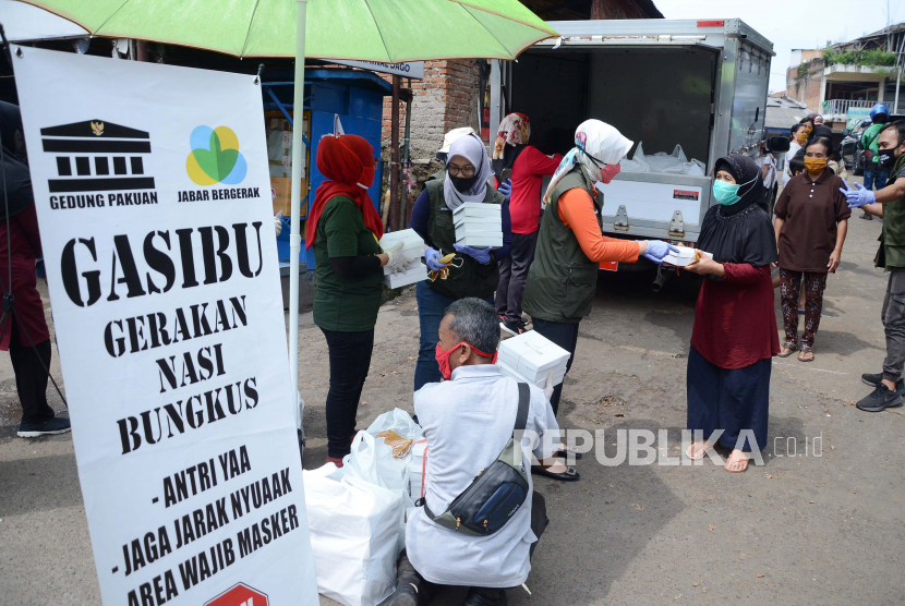 Bersama para relawan, Ketua Umum Jabar Bergerak Atalia Kamil memimpin pembagian nasi bungkus dan masker gratis untuk masyarakat  (ilustrasi)