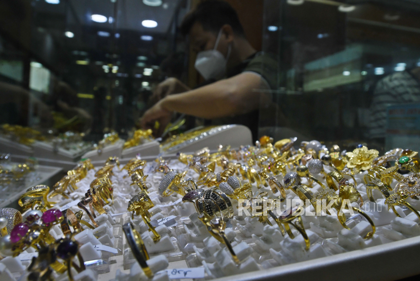 Pedagang mengambil perhiasan yang dipilih calon pembeli di salah satu toko di sentra penjualan perhiasan emas Cikini, Jakarta, Senin (25/4/2022). Menurut sejumlah pedagang setempat, penjualan perhiasan emas di sentra tersebut masih lesu menjelang Idul Fitri akibat daya beli masyarakat belum pulih. 