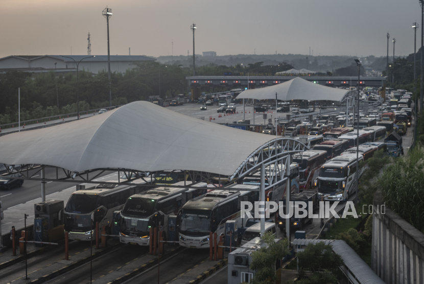 Antrean kendaraan pemudik memasuki Gerbang Tol Cikampek Utama di Karawang, Jawa Barat, Ahad (8/5/2022). Jasa Marga memprediksi hari Minggu (8/5) masih merupakan puncak arus balik dimana jumlah kendaraan yang kembali ke Jabotabek diproyeksikan sebanyak 269.444 kendaraan atau naik 53,6 persen daripada lalu lintas normal periode November 2021. 