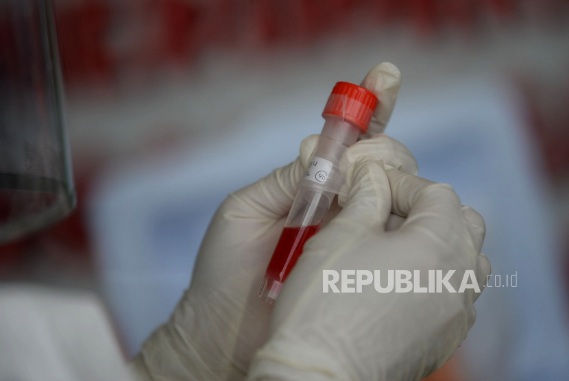 Tanda tabung sample lendir tes usap PCR Covid-19. Indonesia melakukan testing terhadap sekitar 20 ribuan orang per hari.