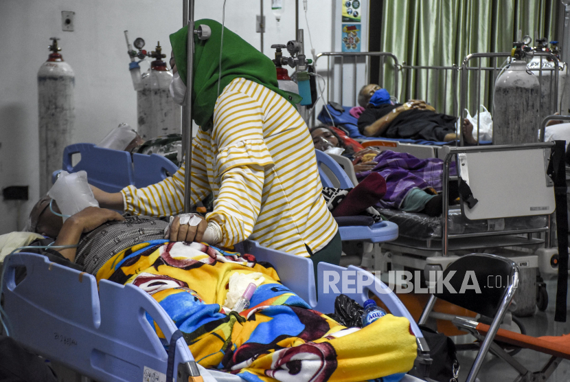 Sejumlah pasien bersama keluarga menunggu hasil PCR dan ruangan rawat inap di Posko Covid-19 dan Pemeriksaan Swab RSUD Al Ihsan, Baleendah, Kabupaten Bandung, Jumat (25/6). Akibat lonjakan kasus positif Covid-19 di Kabupaten Bandung yang saat ini berstatus zona merah Covid-19, tingkat keterisian tempat tidur atau Bed Occupancy Rate (BOR) di rumah sakit tersebut mencapai 95,53 persen, melampaui ambang batas aman BOR yang ditetapkan Organisasi Kesehatan Dunia (WHO) sebesar 60 hingga 80 persen. Republika/Abdan Syakura
