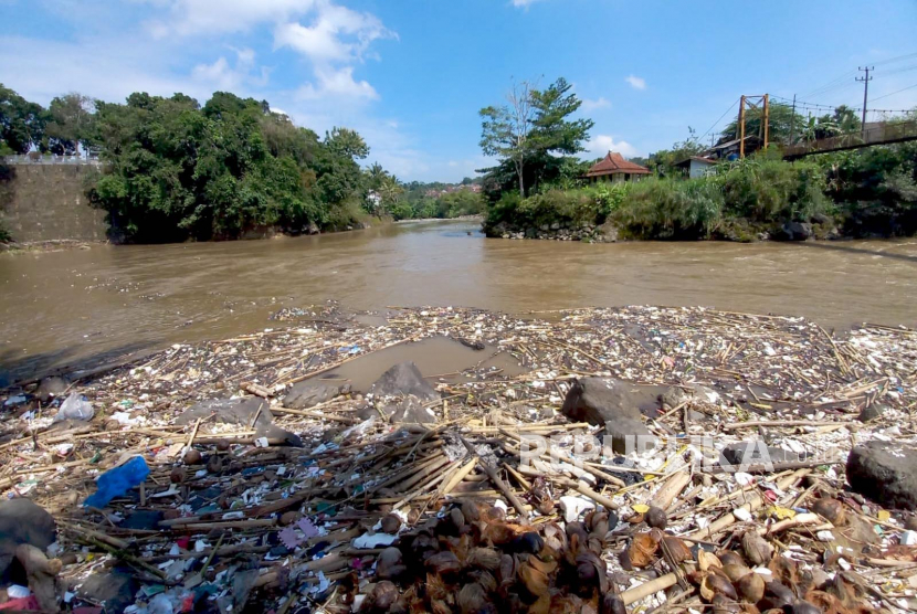 Kondisi tumpukan sampah di Sungai Ciwulan wilayah Kelurahan Tanjung, Kecamatan Kawalu, Kota Tasikmalaya, Jawa Barat, Senin (10/7/2023). 