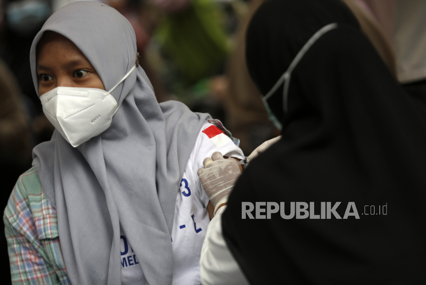 Sertifikat Vaksinasi Covid-19 Tersedia Versi Terbaru. Seorang wanita menerima dosis vaksin Sinovac saat vaksinasi massal untuk penduduk setempat di Banda Aceh, 7 Juli 2021. 
