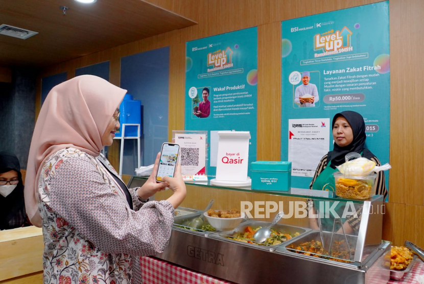 Pengunjung melakukan pembayaran di salah satu merchant food & beverages BSI di Jakarta, Senin (10/6/2024).